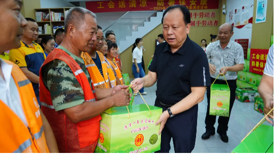周农赴益阳慰问快递员